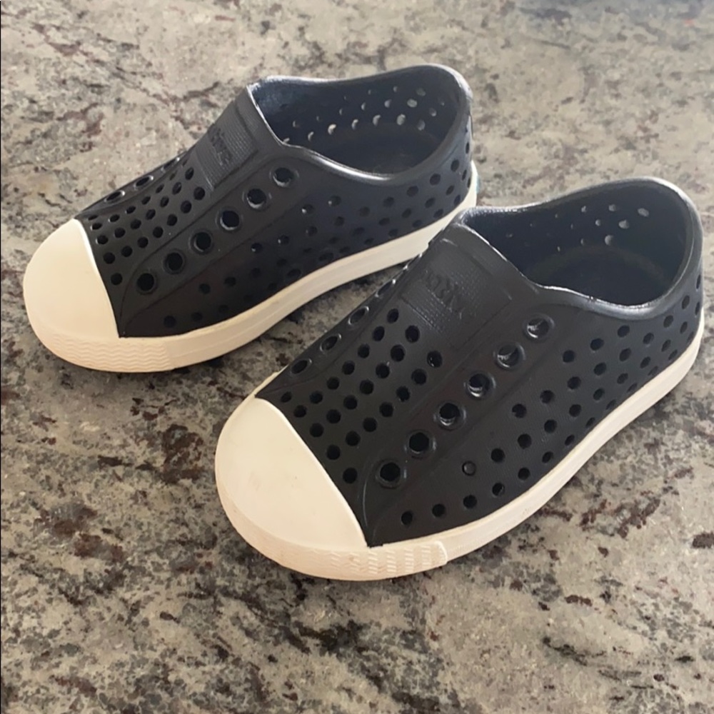 Native Jefferson toddler size 5